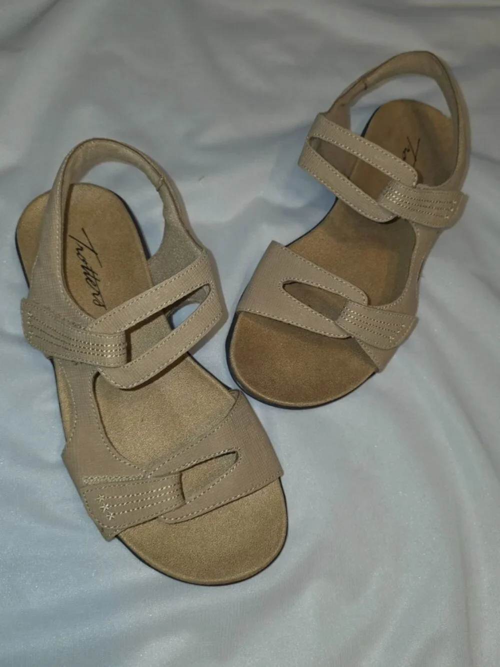 Trotters Katarina Sandals 6.5 Beige Sand Neutral Color Adjustable